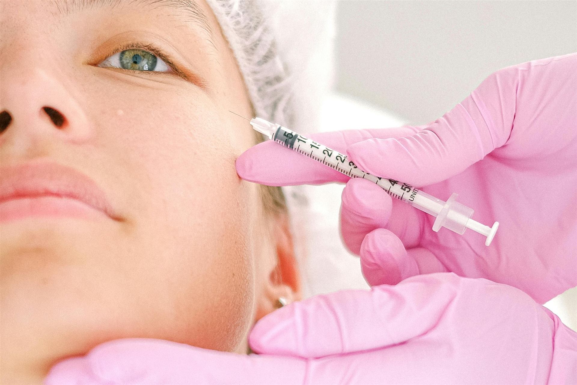 Dentista realizando avaliação de sorriso